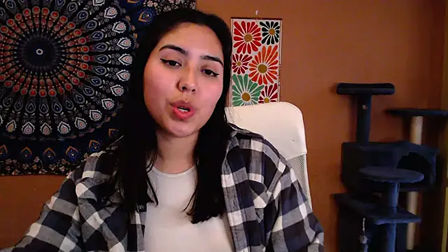 Snapshot of IntimateTales chatting on 03.18.25 IntimateTales online show from 03.18.25