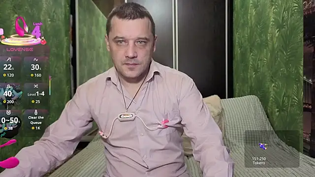 Snapshot of DanielOhCool chatting on 10.18.25 DanielOhCool online show from 10.18.25