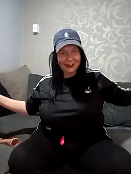 Snapshot of Leanne43 chatting on 02.18.25 Leanne43 online show from 02.18.25