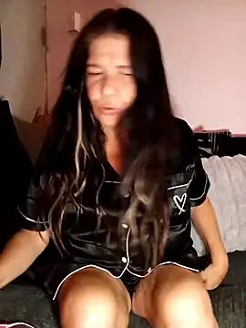 Snapshot of Leanne43 chatting on 11.14.25 Leanne43 online show from 11.14.25