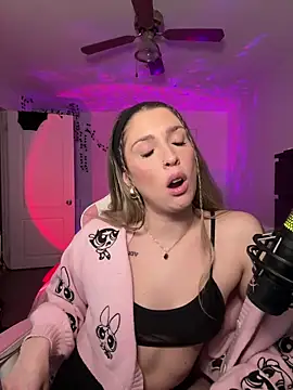 Snapshot of queenxlexy chatting on 02.14.25 queenxlexy online show from 02.14.25