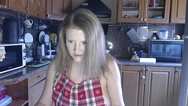 Snapshot of LizaCakes chatting on 03.18.25 LizaCakes online show from 03.18.25