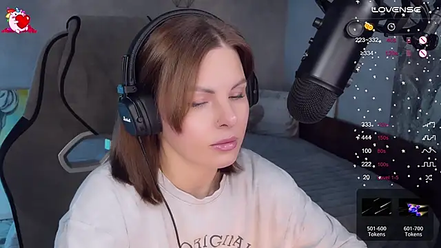 Snapshot of Your_Sweet_Lilu chatting on 10.04.25 Your Sweet Lilu online show from 10.04.25