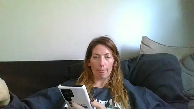 Snapshot of Rhodesxox chatting on 11.17.25 Rhodesxox online show from 11.17.25