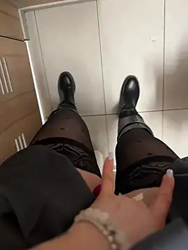 Snapshot of Wet__Bunny chatting on 03.01.25 Wet Bunny online show from 03.01.25