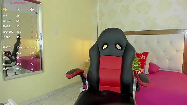 Snapshot of clarisKlein chatting on 12.20.25 clarisKlein online show from 12.20.25