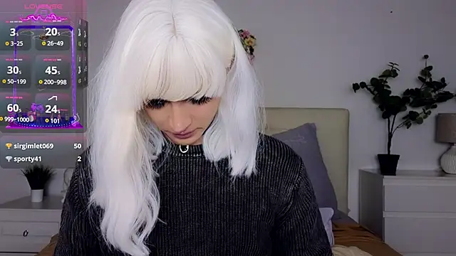 Snapshot of HelenSpellman chatting on 12.11.24 HelenSpellman online show from 12.11.24