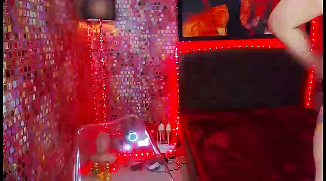 Snapshot of KylieMaxwellCaulfield_TS chatting on 03.08.25 KylieMaxwellCaulfield TS online show from 03.08.25