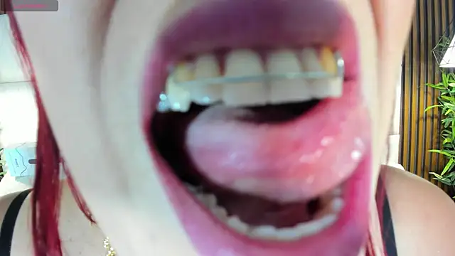 Snapshot of naughty_flower18 chatting on 09.30.25 naughty flower18 online show from 09.30.25