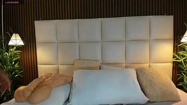 Snapshot of naughty_flower18 chatting on 11.13.25 naughty flower18 online show from 11.13.25