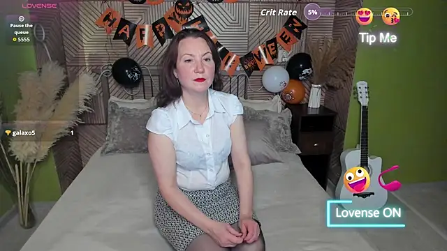 Snapshot of AliceeShy chatting on 10.30.25 AliceeShy online show from 10.30.25