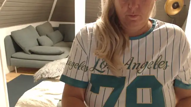 Snapshot of KimMitchelli chatting on 11.19.25 KimMitchelli online show from 11.19.25