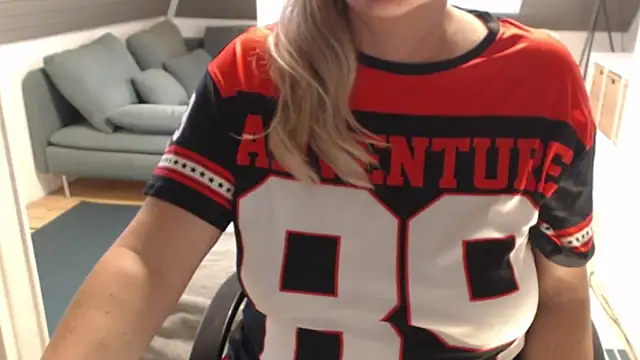 Snapshot of KimMitchelli chatting on 12.15.25 KimMitchelli online show from 12.15.25