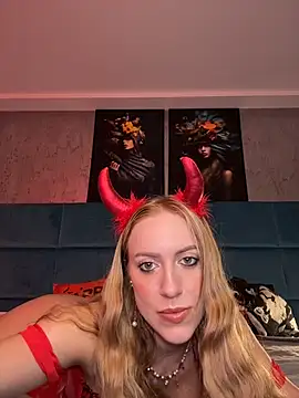 Snapshot of RockQueen_A chatting on 10.27.25 RockQueen A online show from 10.27.25