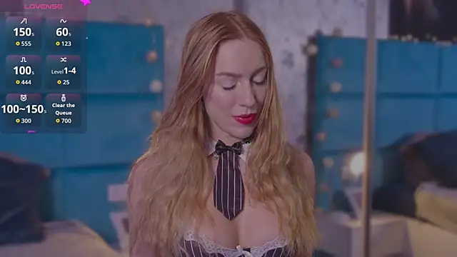 Snapshot of RockQueen_A chatting on 11.04.25 RockQueen A online show from 11.04.25