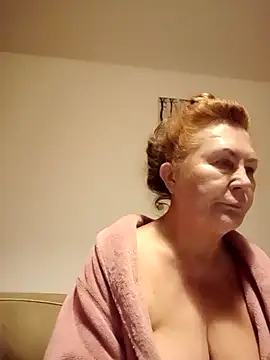 Snapshot of Hottie-Mom chatting on 09.27.25 Hottie-Mom online show from 09.27.25