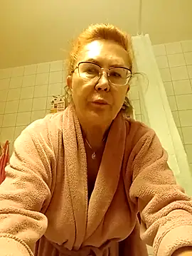 Snapshot of Hottie-Mom chatting on 10.12.25 Hottie-Mom online show from 10.12.25