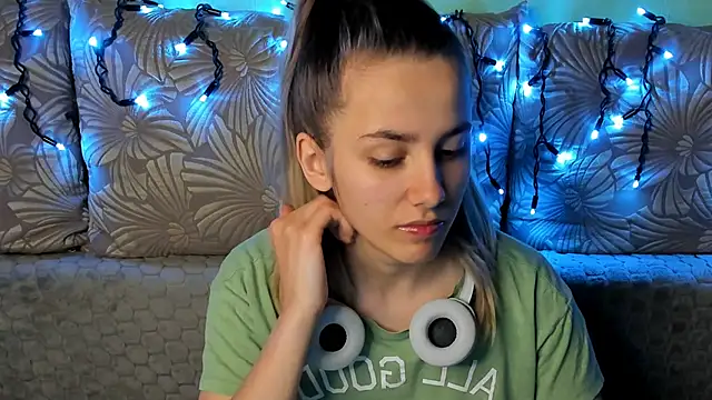 MaggieCake online show from 12.15.25