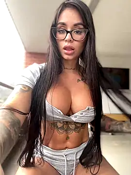 Snapshot of LaraHenao chatting on 11.15.25 LaraHenao online show from 11.15.25