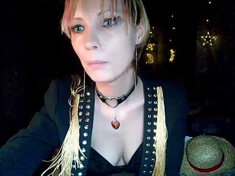 Snapshot of WildMissNiks chatting on 12.22.24 WildMissNiks online show from 12.22.24