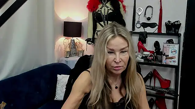 Snapshot of crystaLUX chatting on 12.17.24 crystaLUX online show from 12.17.24