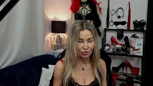 Snapshot of crystaLUX chatting on 12.31.24 crystaLUX online show from 12.31.24