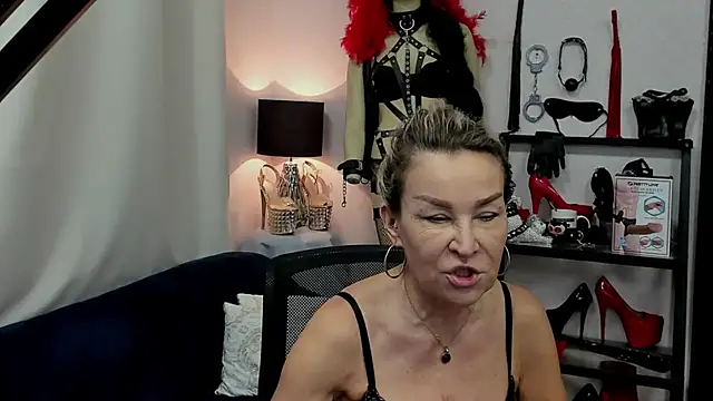 Snapshot of crystaLUX chatting on 01.07.25 crystaLUX online show from 01.07.25