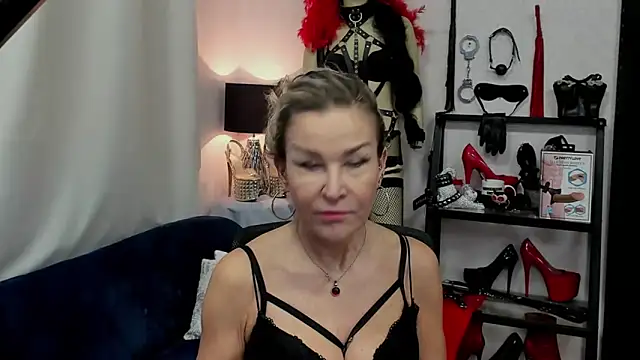 Snapshot of crystaLUX chatting on 01.10.25 crystaLUX online show from 01.10.25