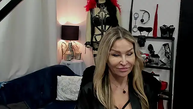 Snapshot of crystaLUX chatting on 02.24.25 crystaLUX online show from 02.24.25