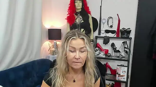 Snapshot of crystaLUX chatting on 10.17.25 crystaLUX online show from 10.17.25
