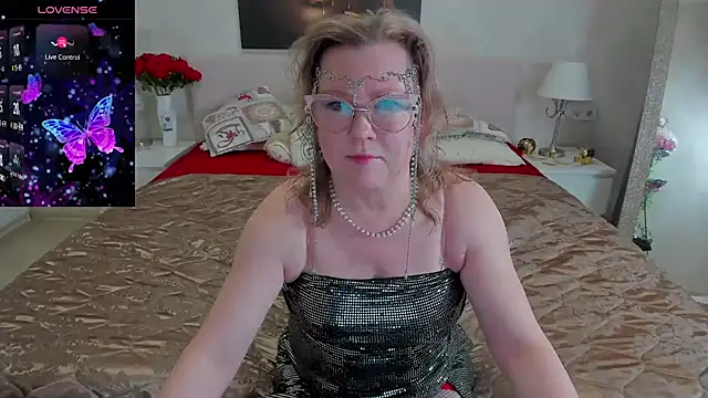 Snapshot of katysako chatting on 03.08.25 katysako online show from 03.08.25