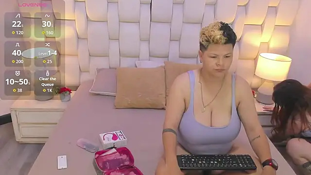 Snapshot of MiaYMolly chatting on 11.05.25 MiaYMolly online show from 11.05.25