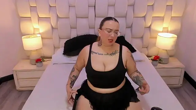 Snapshot of MiaYMolly chatting on 11.15.25 MiaYMolly online show from 11.15.25