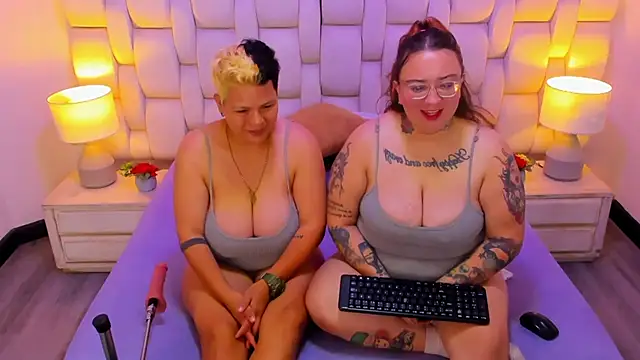 Snapshot of MiaYMolly chatting on 12.02.25 MiaYMolly online show from 12.02.25