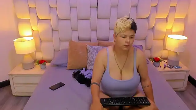 Snapshot of MiaYMolly chatting on 12.05.25 MiaYMolly online show from 12.05.25