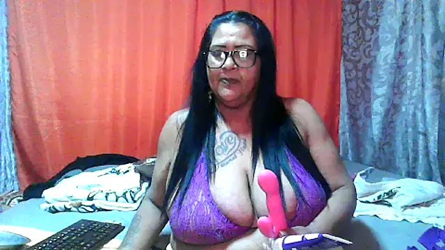 Snapshot of boobynatz chatting on 09.18.25 boobynatz online show from 09.18.25
