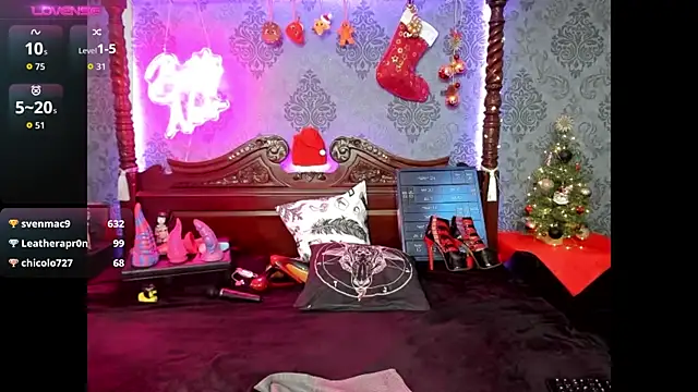 Snapshot of BettyNoir chatting on 12.17.25 BettyNoir online show from 12.17.25