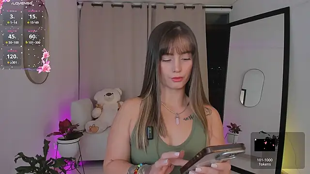 Snapshot of roxie_gates_ chatting on 10.21.25 roxie gates online show from 10.21.25