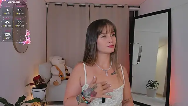 Snapshot of roxie_gates_ chatting on 10.28.25 roxie gates online show from 10.28.25