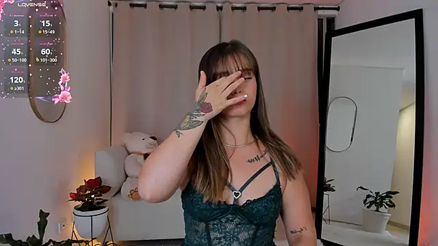 Snapshot of roxie_gates_ chatting on 11.12.25 roxie gates online show from 11.12.25