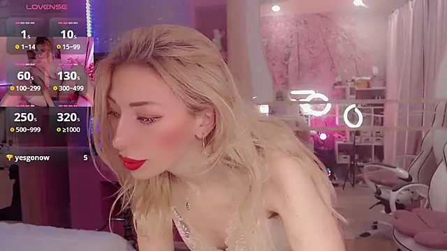 Snapshot of AnnieGOld_ chatting on 11.08.25 AnnieGOld online show from 11.08.25