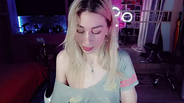 Snapshot of AnnieGOld_ chatting on 12.13.25 AnnieGOld online show from 12.13.25