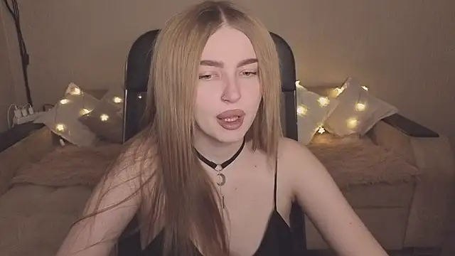 Snapshot of ViolettaLopez chatting on 11.28.25 ViolettaLopez online show from 11.28.25