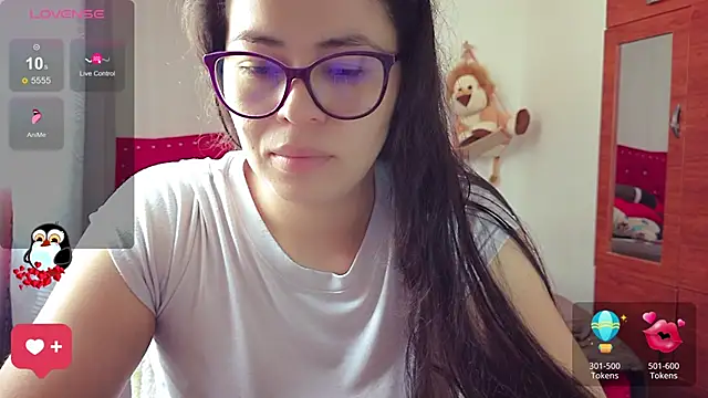 Snapshot of mayhott2 chatting on 10.22.25 mayhott2 online show from 10.22.25