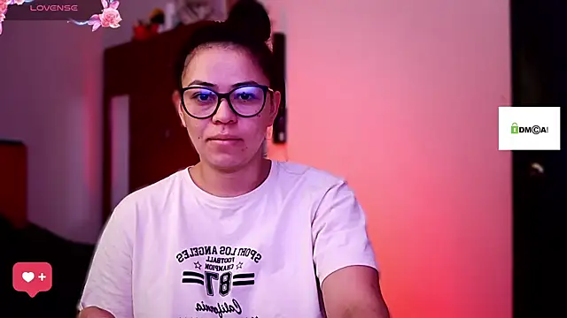 Snapshot of mayhott2 chatting on 11.23.25 mayhott2 online show from 11.23.25