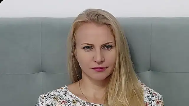 Snapshot of K__Adrienne chatting on 09.30.25 K  Adrienne online show from 09.30.25