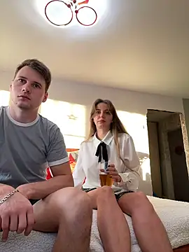 Snapshot of FluffyHat chatting on 01.06.25 FluffyHat online show from 01.06.25