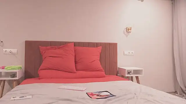 Snapshot of FluffyHat chatting on 01.18.25 FluffyHat online show from 01.18.25