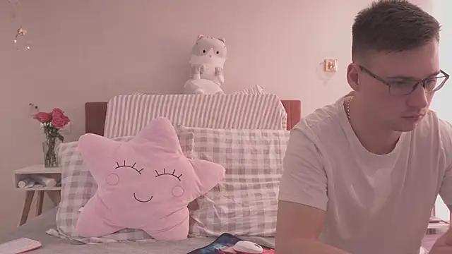 Snapshot of FluffyHat chatting on 01.29.25 FluffyHat online show from 01.29.25