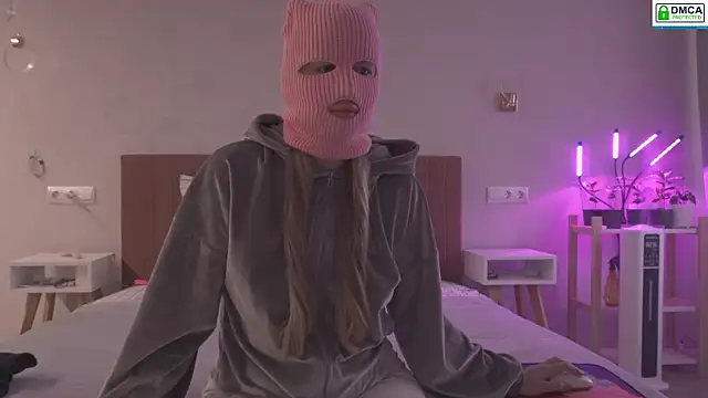 Snapshot of FluffyHat chatting on 03.03.25 FluffyHat online show from 03.03.25